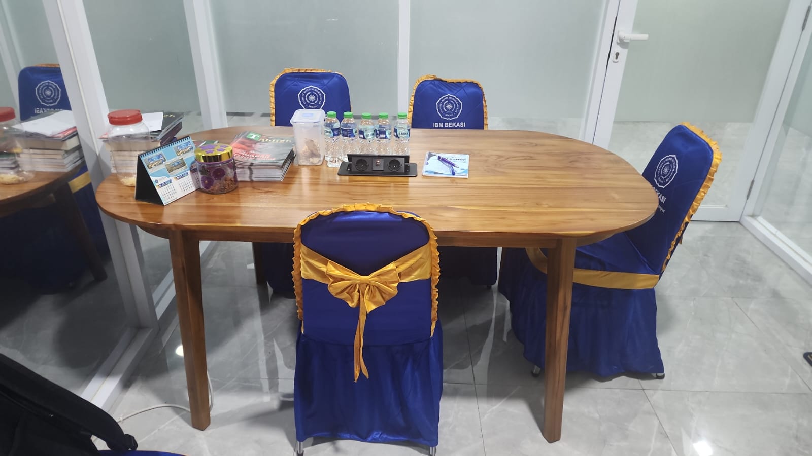 Meja Meeting Kantor Kayu Jati
