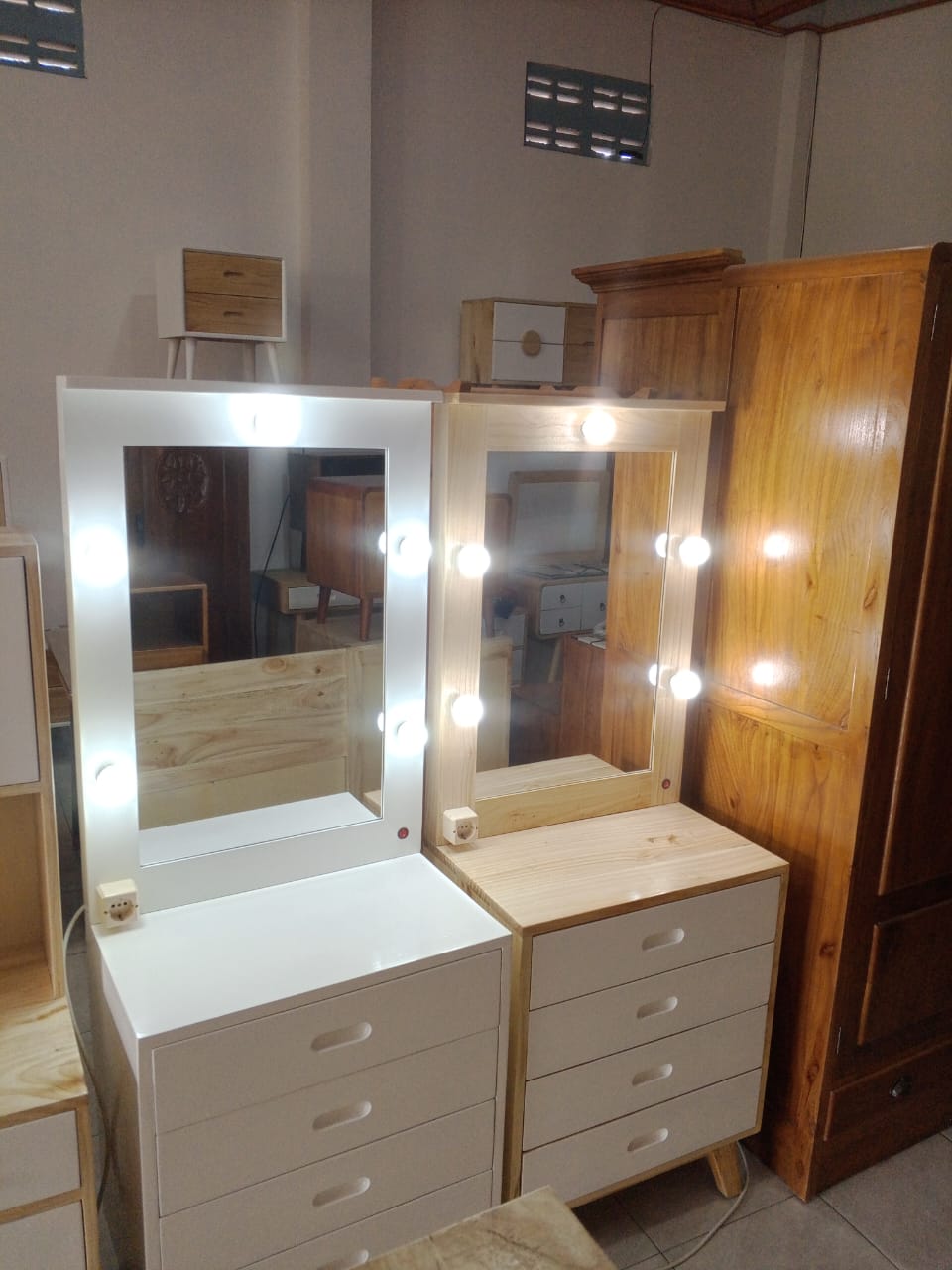 Lemari Display Kaca Kayu