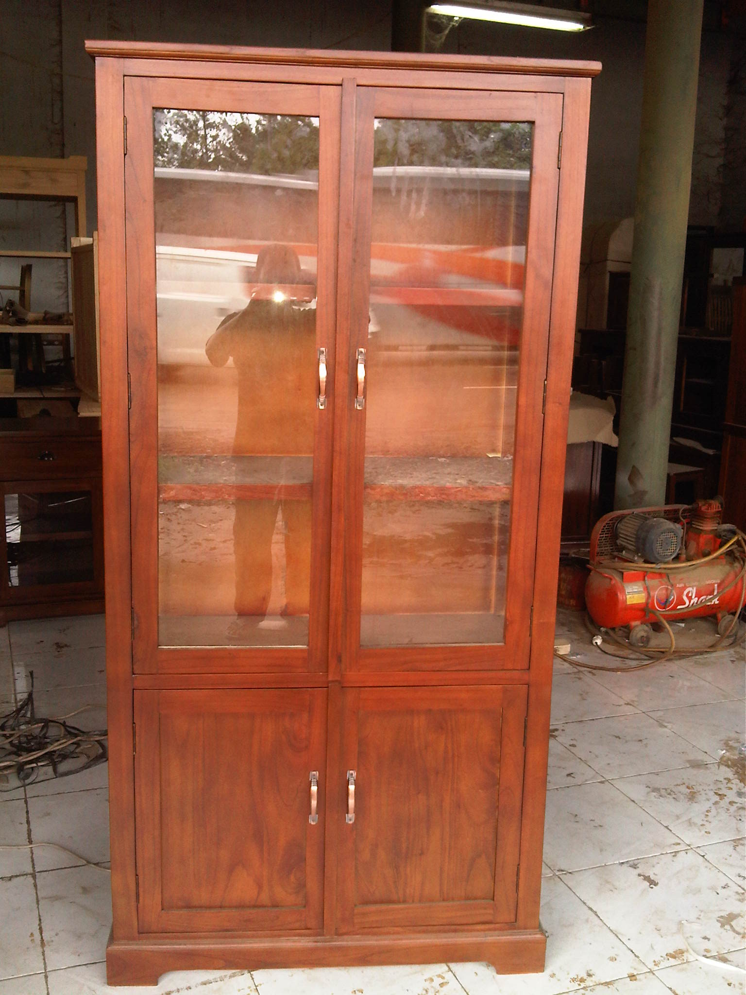 Lemari Display Kaca Kayu
