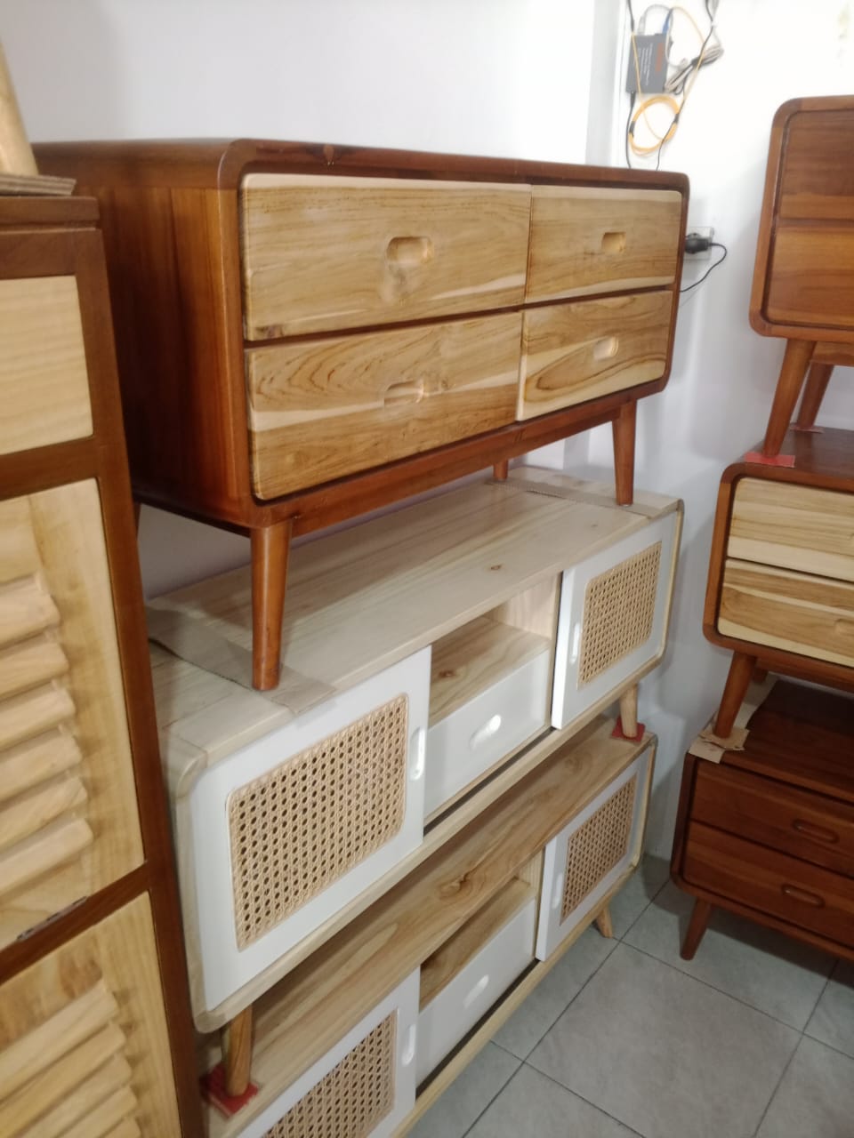 Meja TV Rotan Minimalis