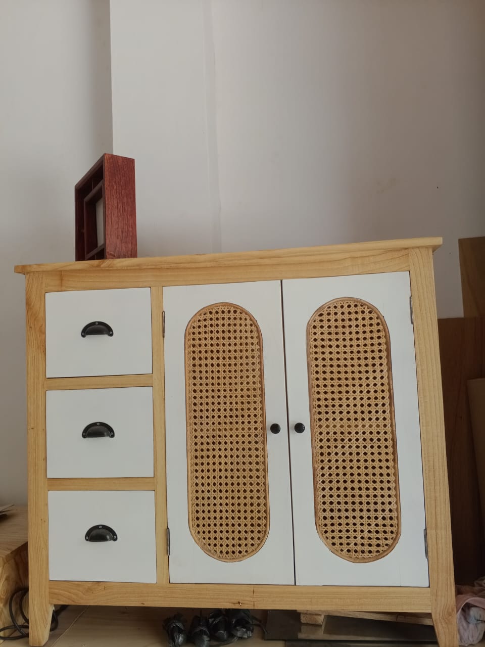 Meja TV Rotan Minimalis