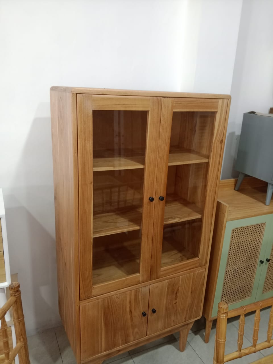 Lemari Display Kaca Kayu