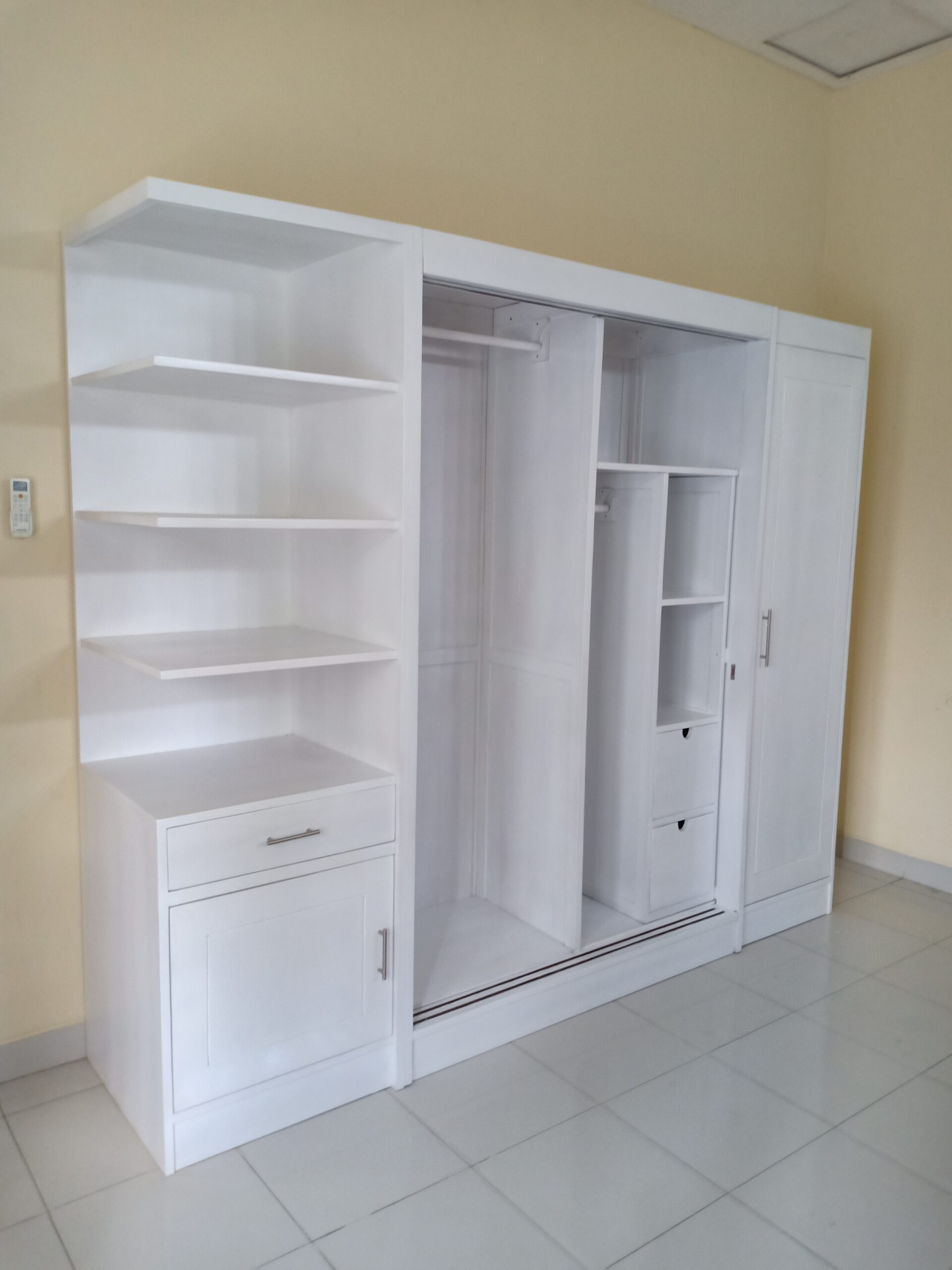 Lemari Pakaian Kayu Pintu Geser