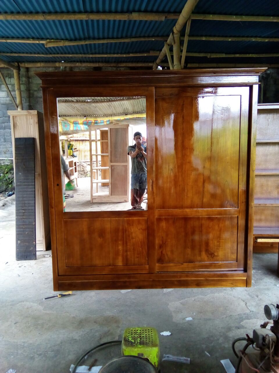 Lemari Pakaian Kayu Jati